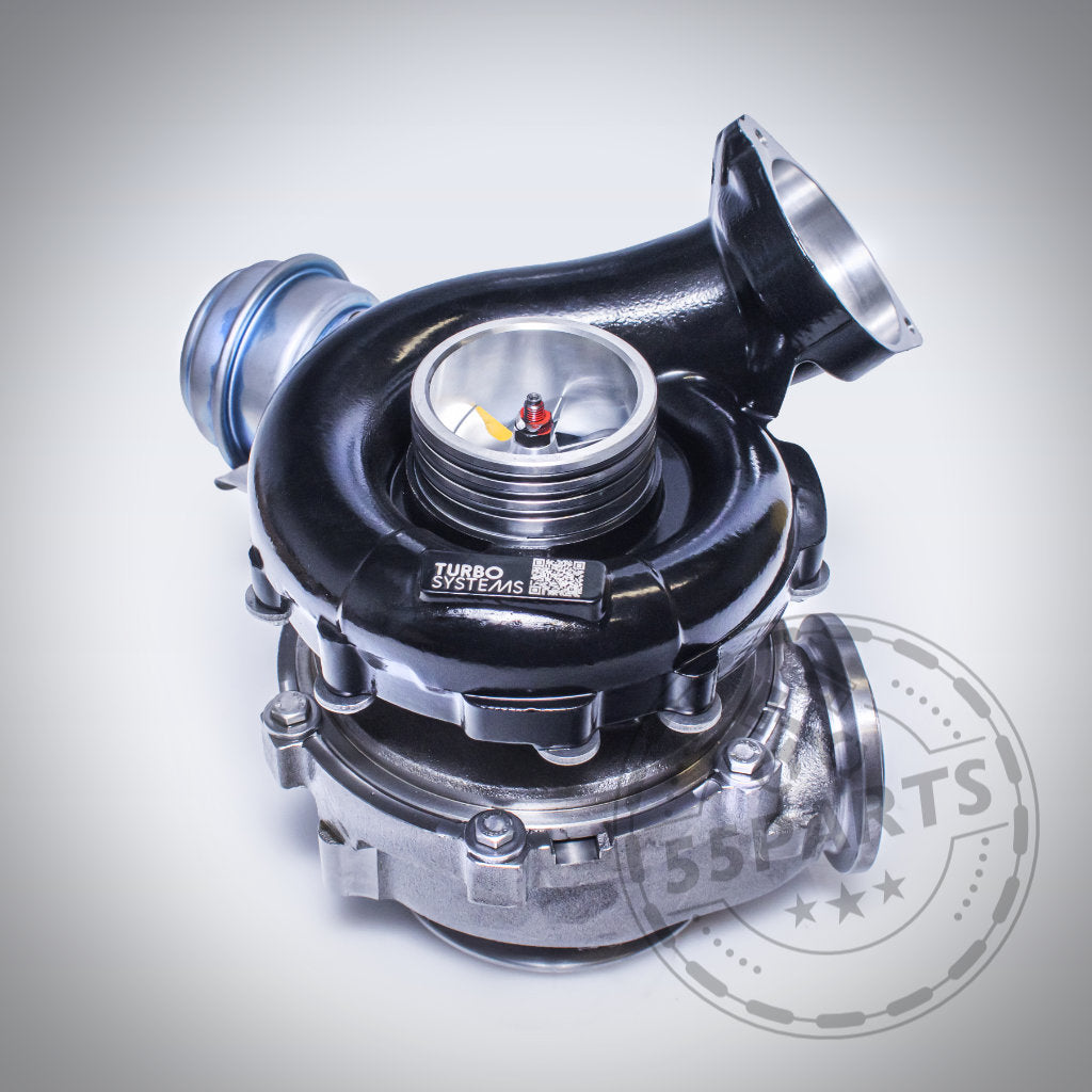 Ein glänzender Turbosystems Upgrade Turbolader passend für BMW M57 mit schwarzem Gehäuse und sichtbarem Turbinenrad auf hellem Untergrund – ideal zur Leistungssteigerung Ihres BMW M57.