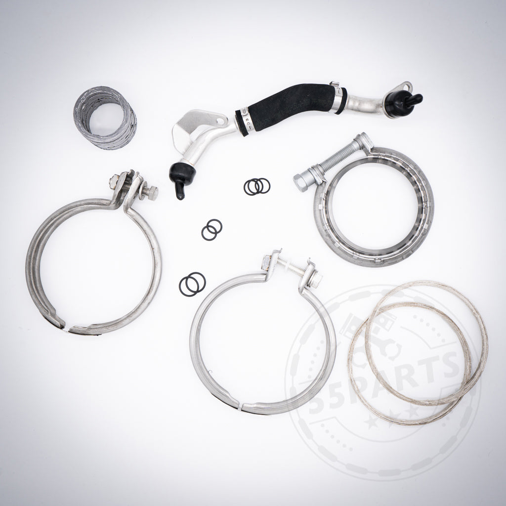 Verschiedene Metallklemmen, Schläuche und Gummi-O-Ringe aus dem 55Parts Turbolader-Einbauset passend für BMW (M)135i, M235(x)i, 335(x)i, 435(x)i, M2 N55 E- &amp; F Serie, angeordnet auf weißem Hintergrund.