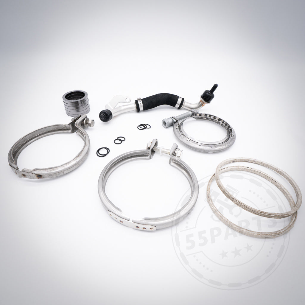 Verschiedene Metallklemmen, Schläuche und Gummi-O-Ringe aus dem 55Parts Turbolader-Einbauset passend für BMW (M)135i, M235(x)i, 335(x)i, 435(x)i, M2 N55 E- & F Serie, angeordnet auf weißem Hintergrund.