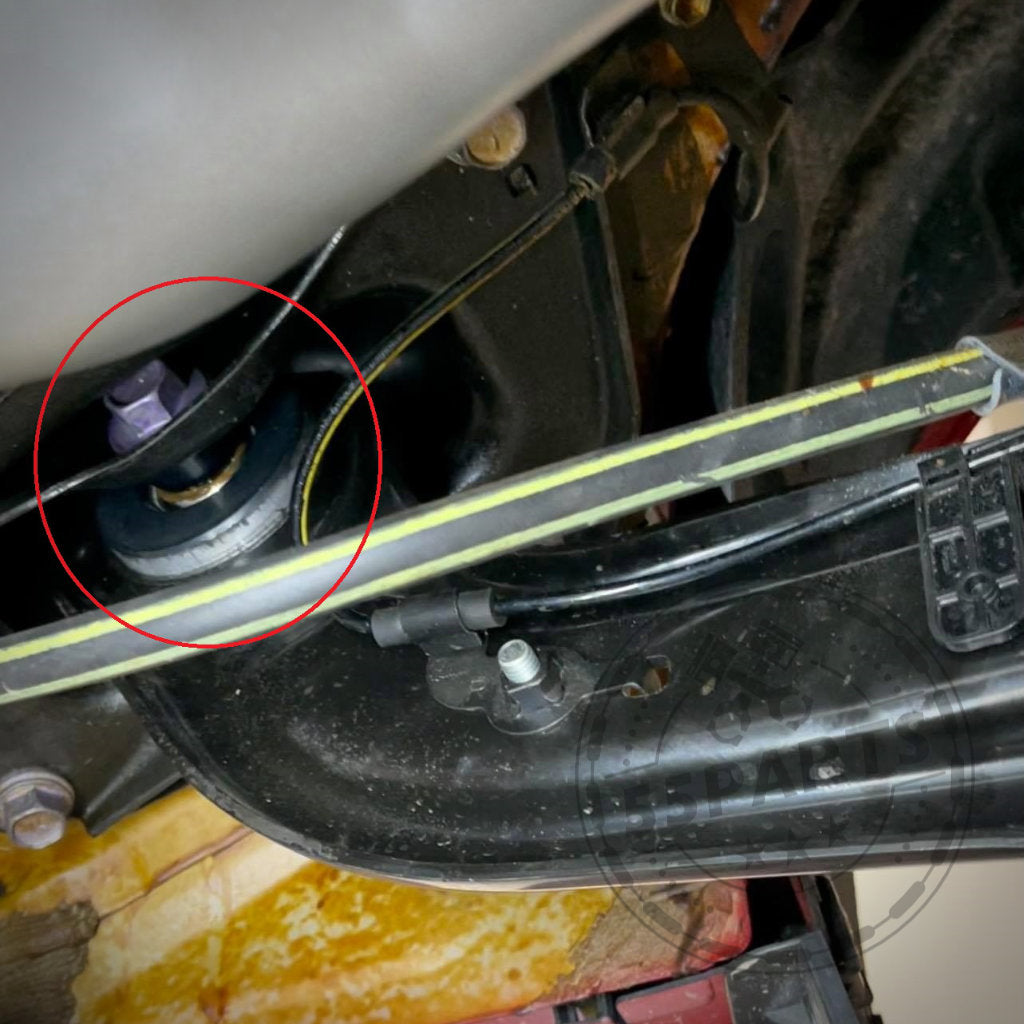 Nahaufnahme eines VERKLINE Uniball Lagers für hinteren Längslenker, passend für Toyota Yaris GR, hervorgehoben in einem roten Kreis unter dem Yaris GR.