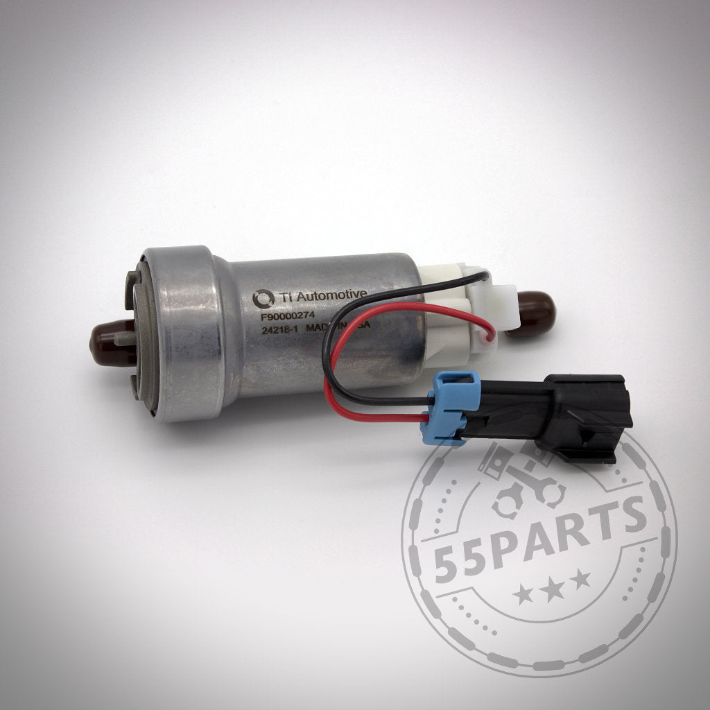Die Walbro 450/455 F90000274 Benzinpumpe, abgebildet mit schwarz-blauem Stecker und rot-schwarzen Kabeln, passt passend für BMW 135i, 1er M Coupé, 335i(x) N54/N55. Ideal als Upgrade der Stufe 2 oder als Ersatz für eine Niederdruck-Kraftstoffpumpe.