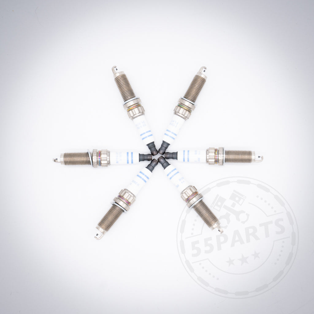 Sechs Bosch-Zündkerzen aus dem OEM-6-Zylinder-Satz passend für BMW M3-, M4- und M2c-S55-Motoren, radial angeordnet auf weißem Hintergrund mit einem schwachen PARTS-Logo.