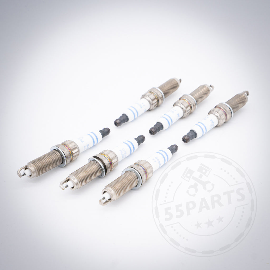 Sechs Bosch-Zündkerzen aus dem OEM-6-Zylinder-Satz passend für BMW M3-, M4- und M2c-S55-Motoren, radial angeordnet auf weißem Hintergrund mit einem schwachen PARTS-Logo.